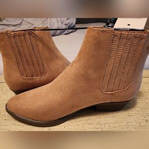 Universal Thread Women's Tan Slip On Ankle Boots..Size 8.5